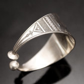 Cuff bracelet in large silver upholstered engraved