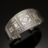 Cuff bracelet in large silver upholstered engraved